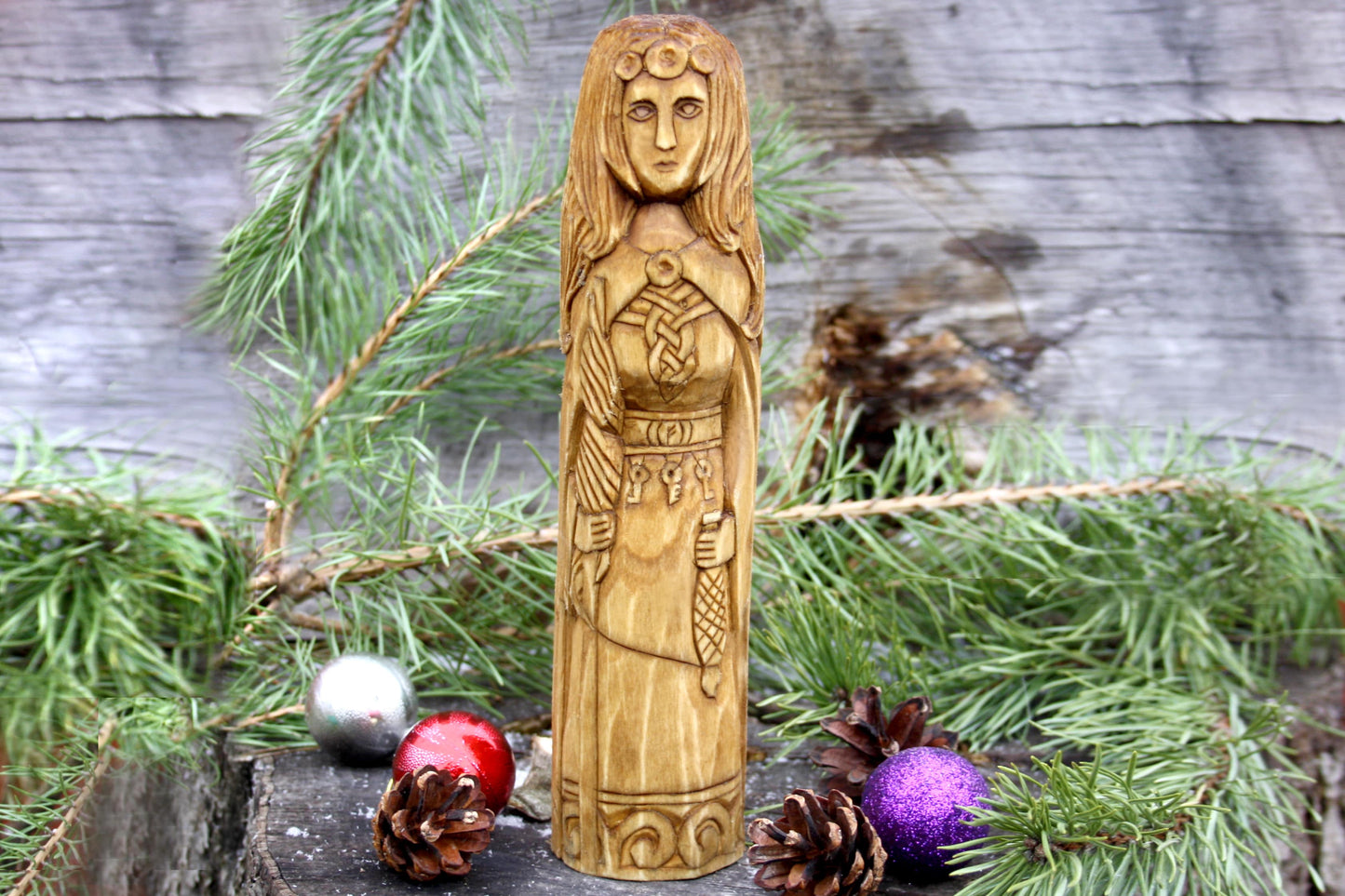 Frigg wooden statue