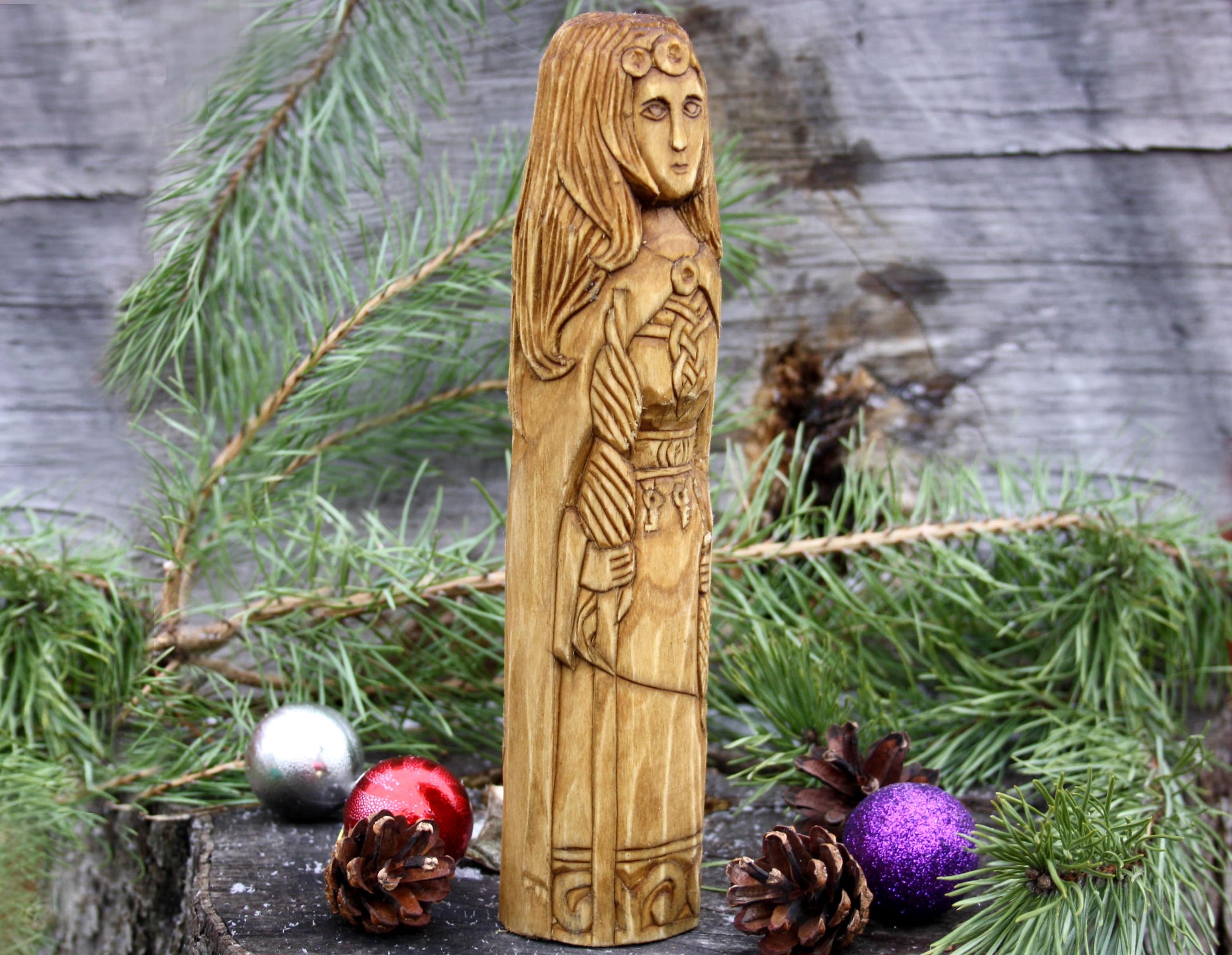 Frigg wooden statue