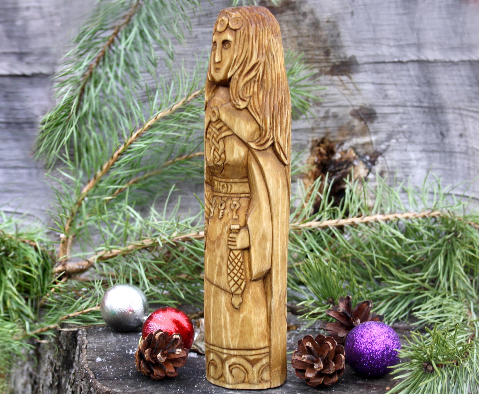 Frigg wooden statue