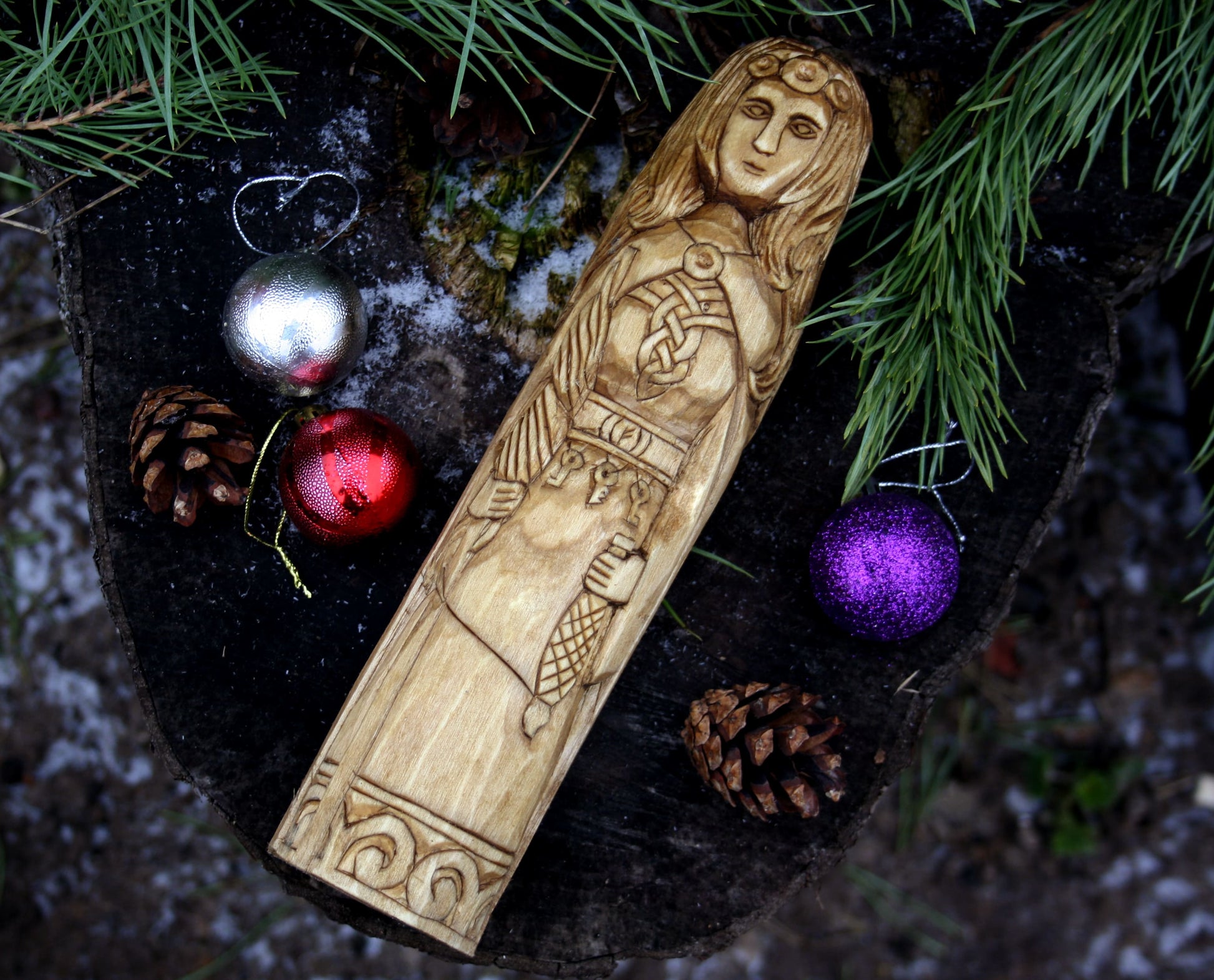 Frigg wooden statue