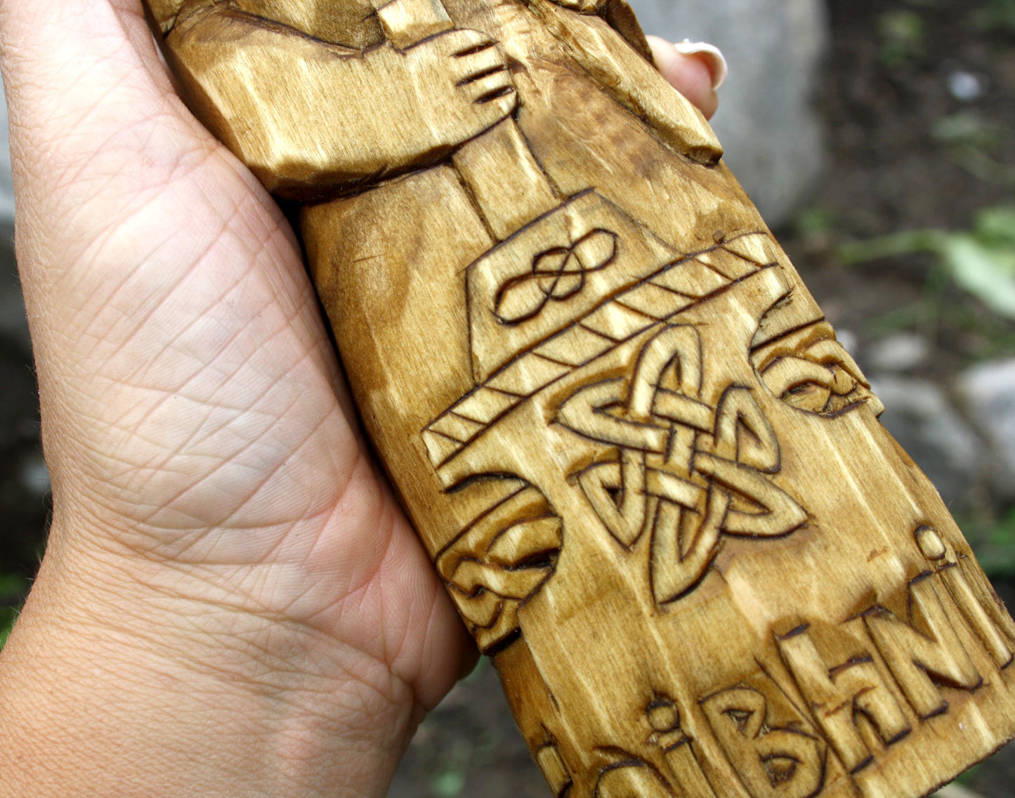 Big wooden statue of GOIBHNIU