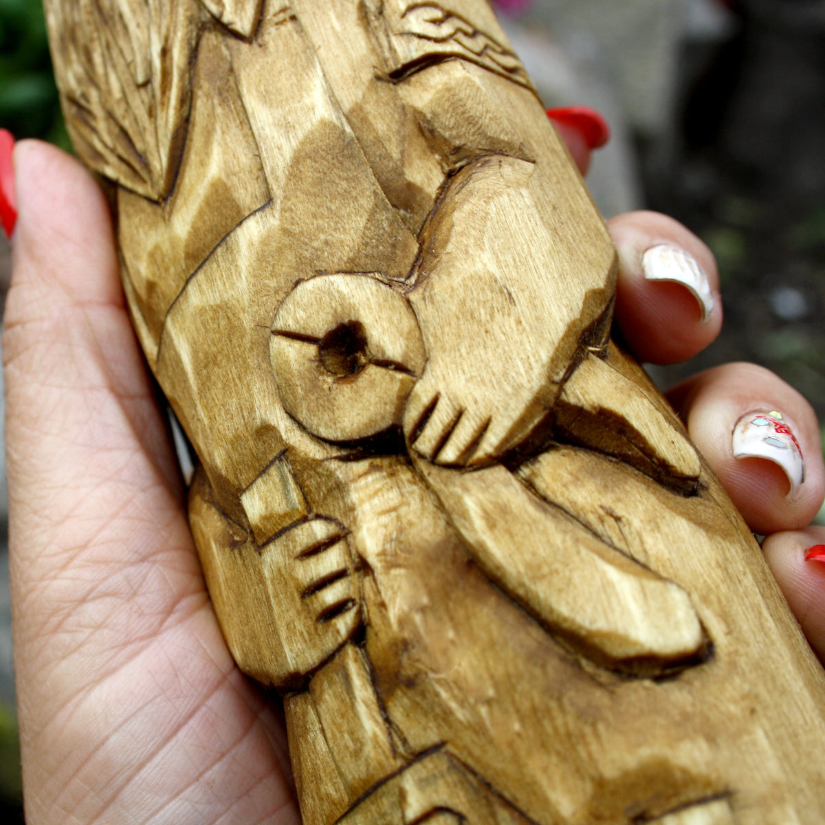 Close-up of the carved body and decorative patterns on the Goibhniu wooden figure