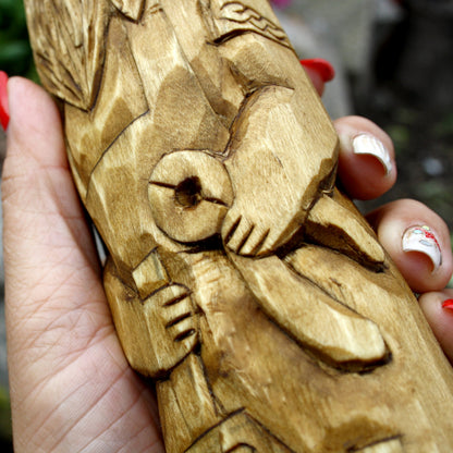 Close-up of the carved body and decorative patterns on the Goibhniu wooden figure